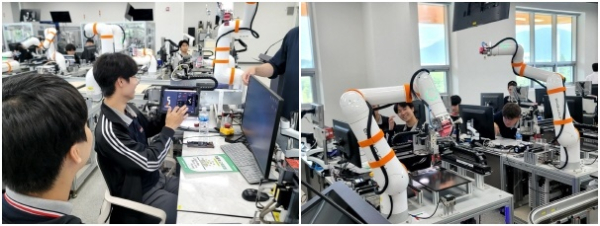서대전고·아산고 학생들이 다담미래학습관     의 ‘FMS(유연생산시스템) Lab’에서 디바이스로 협동로봇을 작동해보며 흥미로워하는     모습