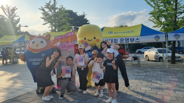 관객을 대상으로 홍보물을 나눠주고 있는 문화예술과 직원들