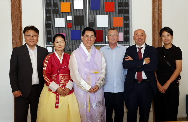 박경귀 아산시장(왼쪽에서 3번째)과 아산시 방문단이 아드리아노 페드로사 총감독(오른쪽 두 번째)과 면담 후 기념촬영