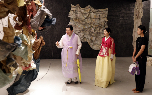 베니스 비엔날레 전시현장을 탐방하고 있는 박경귀 아산시장과 아산시 방문단