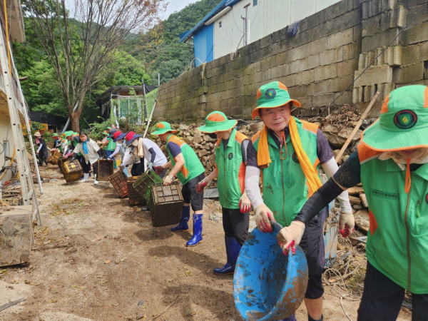 완주군 침수 건물 유입 토사 제거 수해복구 봉사 활동 모습