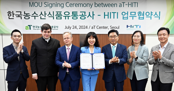 한국농수산식품유통공사-HITI MOU * 한국농수산식품유통공사 김춘진 사장(우측 3번째), HITI 레이먼드 셰플러 CEO(우측 5번째), 김소연 슈뢰더-김 비영리재단 이사장(우측 4번째)