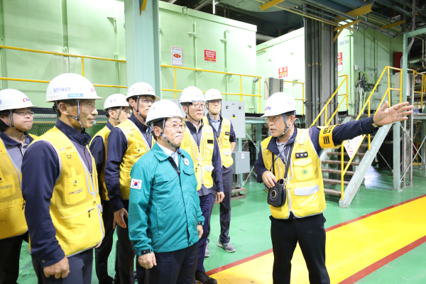 지난 12일 수도권 전력공급의 중추 역할을 맡고 있는 서인천발전본부를 찾아 발전 현장을 점검하고 있는 박형덕 한국서부발전 사장(가운데)