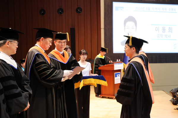 22일 열린 석·박사 학위수여식에서 김승우 총장이 박사 학위증을 수여하고 있다.