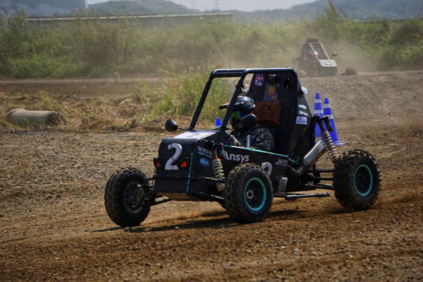한국기술교육대 자.연.인팀 학생들이 직접 설계, 제작한 자동차로 24년 대학생 자작자동차대회 - 바하부문 경기에 참여한 모습