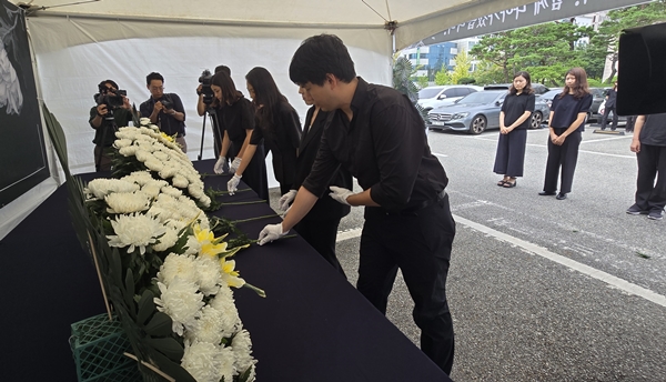 헌화하는 교원단체 및 노조 대표단.