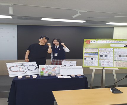 박정규 지도 교사와 김예원 학생의 모습