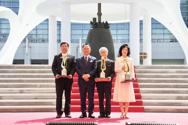 음력 8월 8일 맞아 ‘천안시민의 날’에 천안시민의 상 수상자 시상 모습
