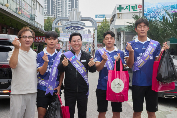 박경귀 아산시장과 관계 공무원들이 전통시장을 방문하여 시장 상인을 격려하고 있다.