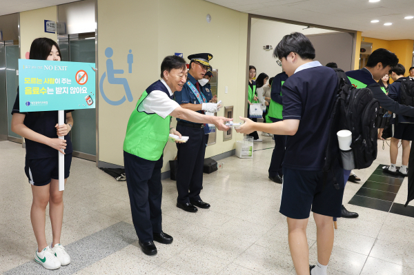 등굣길 마약 예방 캠페인 전개에 동참하고 있는 설동호 교육감