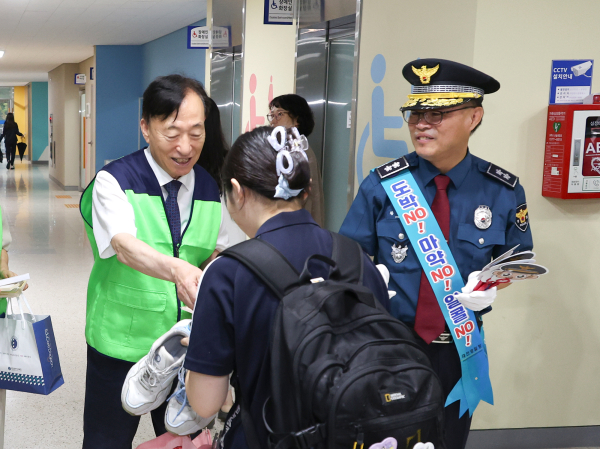 등굣길 마약 예방 캠페인 전개