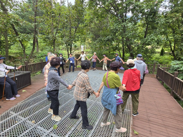 지난 24일 강원도 춘천시 신북읍 국립춘천숲체원에서 열린 춘천 지역 고령자 대상 힐링프로그램에 참가한 시민들이 프로그램을 하고 있다.
