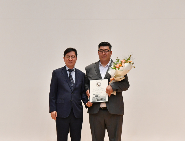 성창훈 사장(왼쪽)과 특별감사패를 받은 전상균 차장(오른쪽)이 창립 73주년 기념식에서 기념촬영