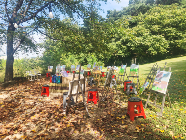 지역사회와 함께 미술관 잔디밭에서 특별한 유화 그리기 1차 체험 행사 모습