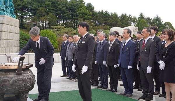 故 최순달 박사 10주기 추모식 현충탑 참배 모습