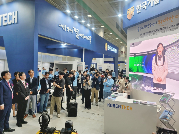 가상인간(오른쪽)으로부터 한국기술교육대 소개와 작품 안내 설명을 듣고 있는 모습