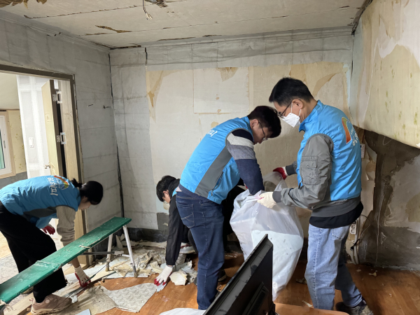 세종대전금산지사, 농촌집고쳐주기 봉사 모습