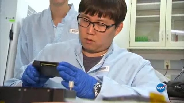 실험모듈 샘플 로딩 및 검사 모습