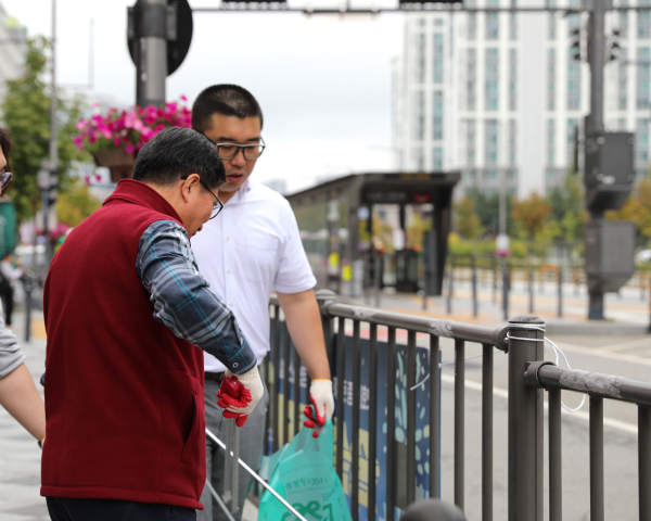 도순구 사장, 최원석 의원 봉사 모습
