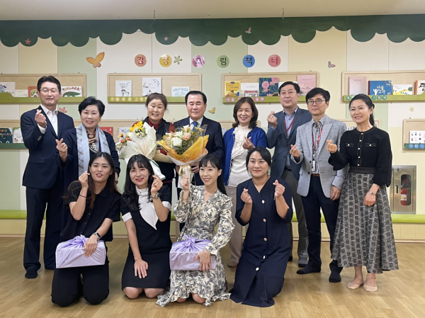 영유아학교 시범기관 현장을 방문한 김지철 교육감