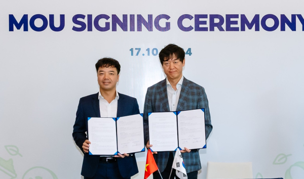 한국농수산식품유통공사-메가마켓 MOU * aT 김경철 아세안지역본부장(오른쪽), 메가마켓 응우웬득또안 영업부문사장(왼쪽)