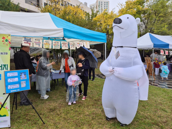 도란유 원아들이 지난 18일에 종촌동 제천뜰 근론공원에서 ‘다함께 도란도란’축제에 참여하고 있다.