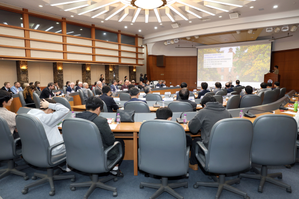 국제 교류 세미나에서 유럽 대학의 학교 소개가 진행 중이다.