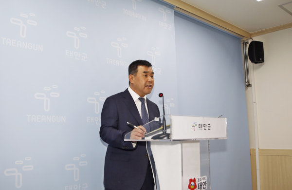 30일 군청 브리핑실에서 정례브리핑 중인 조수현 태안군보건의료원장.