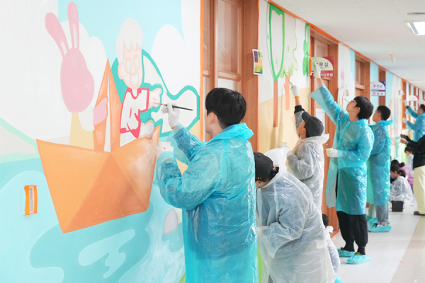 지난  9일, 용인 나곡초등학교, 대전 새여울초등학교에서 벽화 그리기 봉사 진행 모습