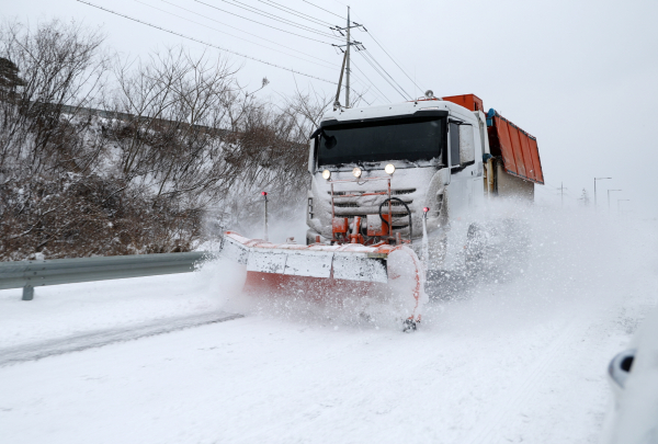 차량을 이용한 도로 제설 모습(소원면, 23. 1. 26.).