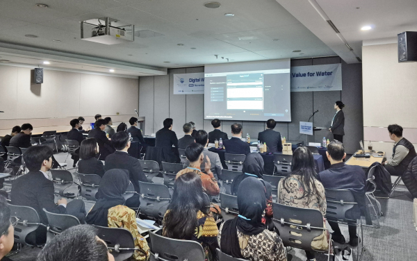한국수자원공사 관계자가 ‘디지털 물관리 비즈니스 포털’을 소개하고 있다.
