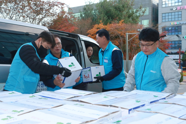 18일 당진시복지타운에서 관내 복지시설과 저소득층 가구를 대상으로 김장 김치를 전달했다
