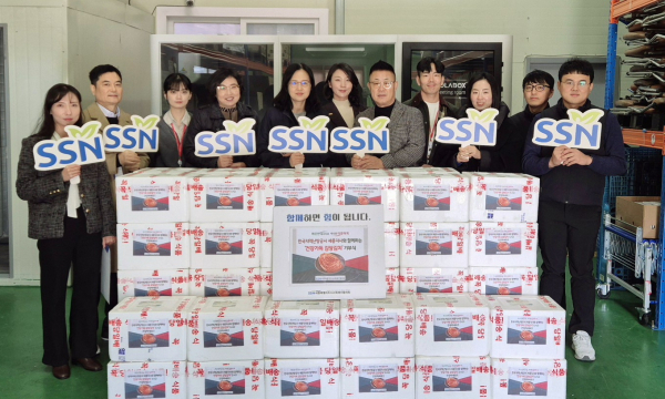 한국지역난방공사 세종지사, 세종시사회복지협의회와 함께 소외된 이웃에 김장김치 전달식 모습