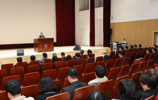 설동호 교육감, 12월 전 직원 대상 월례조회 진행 모습