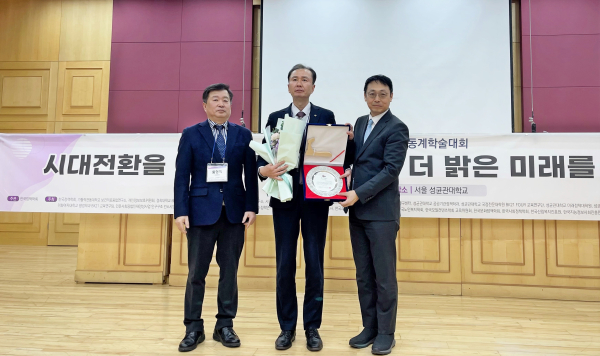 한국농수산식품유통공사 ‘한국정책대상 정책상’ 수상 * 한국농수산식품유통공사 전기찬 기획조정실장(가운데), 한국정책학회 윤지웅 회장(오른쪽)