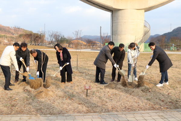 세종합강캠핑장 재개장 기념식수 행사 모습