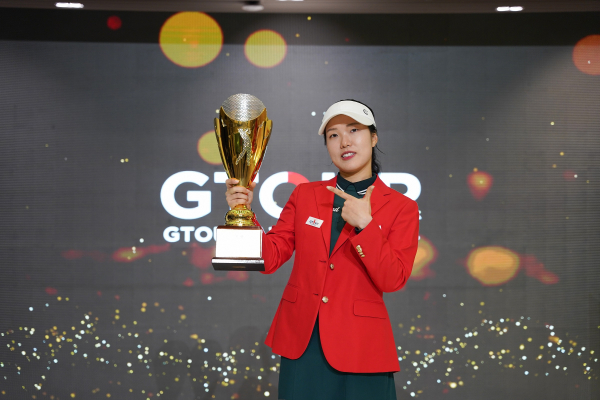 지난 22일, 골프존조이마루에서 열린 ‘롯데렌탈 롯데렌터카 GTOUR WOMENS 챔피언십 우승자 심지연이 기념사진을 촬영하고 있다.