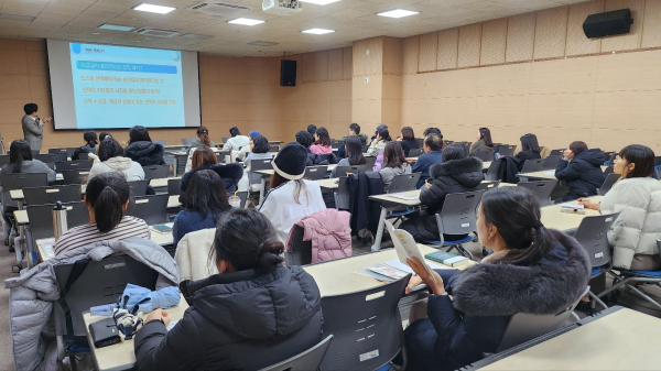 예비 중학생 학부모 대상 연수 진행 모습