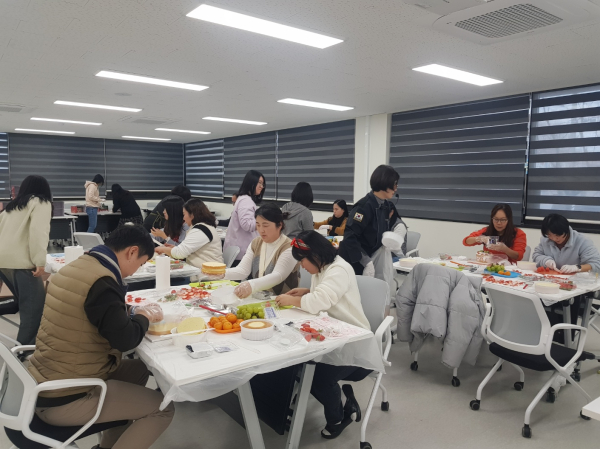 ‘힐링 프로그램 케이크 만들기’ 진행 단체사진