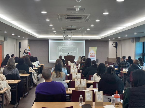 ‘2025년 상반기 원어민 보조교사 재계약식’ 개최 모습