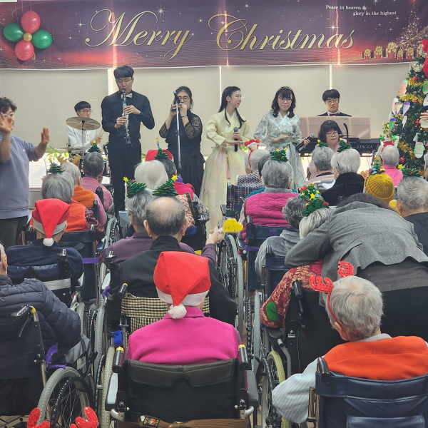 지난 24일, 연동면 평안의 집에서 중증 장애인 예술단 ‘어울림’이 공연이 진행되는 모습