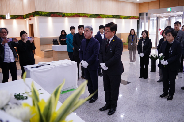 ​세종교육청 분향소을 찾아 애도하는 최교진 교육감