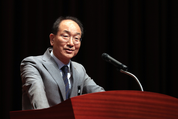 이성해 이사장이 시무식에서 신년사 모습