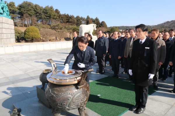 김영훈 본부장 신년 현충원 참배 분향 모습