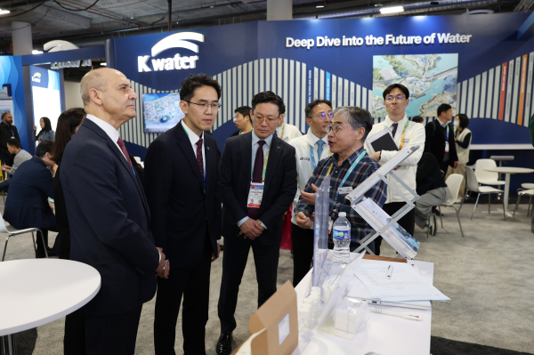 현지시각 1월 7일, 한국수자원공사 협력 기업 ‘알앤에스 사이언스’ 관계자가 ‘K-water관’을 방문한 미국 버지니아주(州) 페어팩스 빅터 호스킨스(Vitor Hoskins) 경제개발청장(사진 왼쪽 첫 번째)에 기술 소개를 하고 있다.