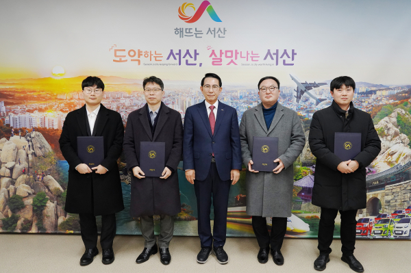 지난 10일 시청 시장실에서 열린 비정규직 근로자지원센터 고문 노무사 위촉식(왼쪽부터 김상덕, 권형하 노무사, 이완섭 서산시장, 임성진, 박성수 노무사)