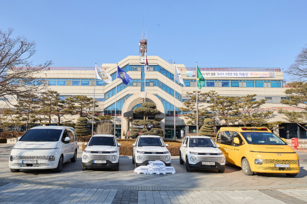 현대자동차(주) 아산공장이 성금 및 사회복지시설 5개소에 차량 전달 후 기념 촬영 모습