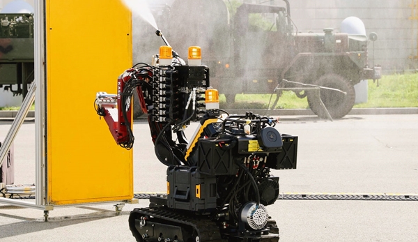 한국원자력연구원 암스트롱 로봇이 방사능 방재 훈련을 하고 있다.