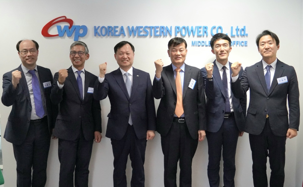 지난 21일 아랍에미리트 두바이에서 중동사무소 개소식을 진행했다. 사진은 이정복 서부발전 사장(왼쪽 세 번째)과 이철규 한국수출입은행 두바이사무소장(왼쪽 첫 번째), 프랑수아 다오(Francois dao) 이디에프알 중동북아프리카 지역 총괄 부사장(왼쪽 두 번째), 이범찬 주 두바이 대한민국 총영사(오른쪽 세 번째), 류진선 산업통상자원부 전력산업정책과 사무관(오른쪽 두 번째), 박동욱 코트라 중동지역본부장(오른쪽 첫 번째) 등 참석차들이 기념촬영하는 모습