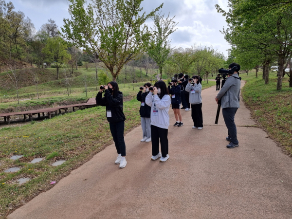 예산황새공원 체험프로그램 황새 관찰 장면